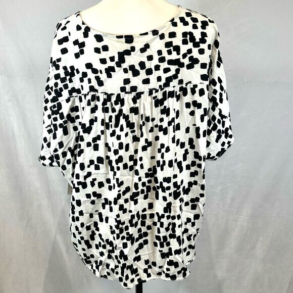 Black and white abstract print vneck pleated button front blouse top size 1X NWT - Picture 2 of 6